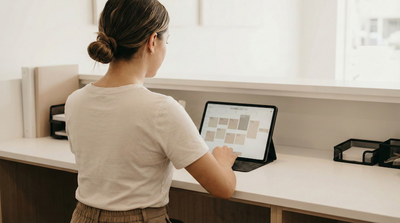 櫃檯負擔對比示意：人工回覆訊息與電話造成忙碌，導入線上預約後由系統自動整理時段（示意圖）